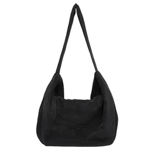Bolso hobo de pana negra de gran capacidad con un estilo casual japonés.