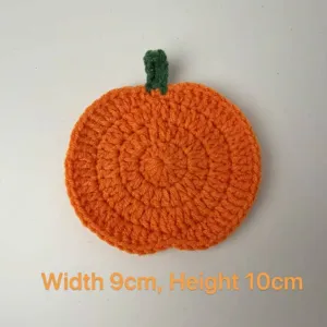 Primo piano di sottobicchiere a zucca all'uncinetto con misure 9x10 cm