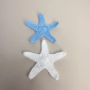 Handgehaakte zeester-accessoires van garen in lichtblauw en wit voor tassen