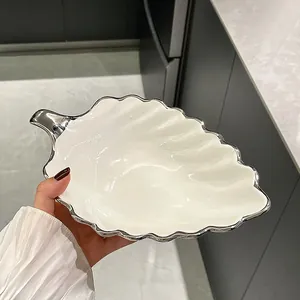 Bol en Céramique Moderne Forme de Feuille Porcelaine Blanche Bol à Salade Dessert Avec Bord Argenté Électroplaqué Vaisselle de Luxe pour Pendaison Crémaillère Banquet