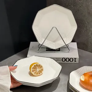 Assiettes octogonales minimalistes en céramique blanche avec bordure argentée