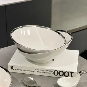 Minimalistische weiße Keramik-Salatschüssel mit elegantem Silberrand, Premium-Dekor