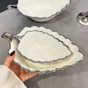 Ensemble de bols de salade modernes en céramique blanche en forme de feuille avec bord argenté