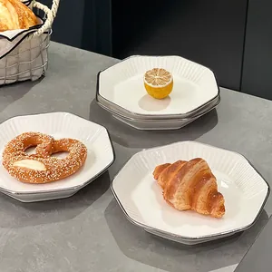 Service d'assiettes en céramique octogonales blanches sur un comptoir gris élégant