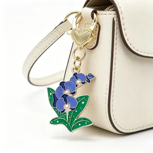 Nahaufnahme von Blumen-Anhänger mit Herz-Verschluss an Handtasche
