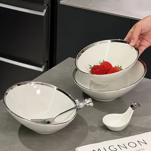 Premium weißes Keramik-Salatschüssel-Set mit Silberrand und süßer Gabel mit Bärengriff