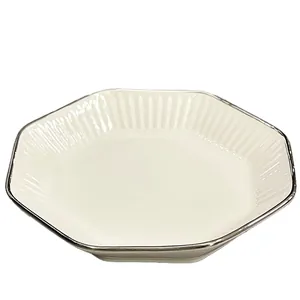 Assiette creuse octogonale en céramique blanche avec bord argenté pour pâtes