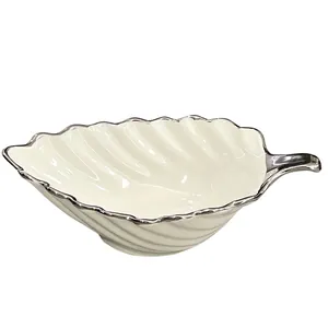 Bol moderne en céramique blanche en forme de feuille avec bord argenté pour salade et dessert