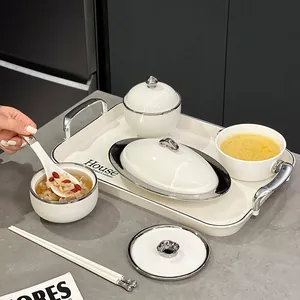 Set da colazione di lusso in ceramica bianca con bordo argento per una persona con vassoio