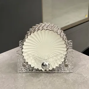 Luxus Keramik Dessertteller Set mit gewellten Silberrändern und klarem Acrylständer
