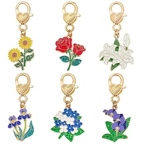 Süße Emaille-Schlüsselanhänger mit Blumenmotiven wie Rosen und Lilien in Goldoptik für Taschen