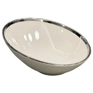 Eleganter minimalistischer weißer Keramiksalat und Suppenschüssel mit Silberrand