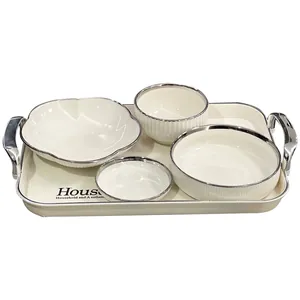 Elegante set da colazione in ceramica crema per una persona con bordi argento e vassoio