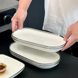 Plato de cerámica ovalado con elegante borde plateado