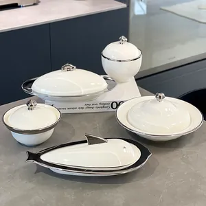 Service de table élégant en céramique blanche avec bords argentés et assiette poisson