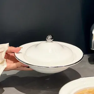 Elegante piatto in ceramica bianca con coperchio e bordo argento per una tavola di classe