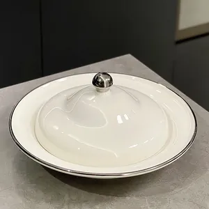 Elegante piatto piano in ceramica bianca con bordo argento e coperchio a cupola
