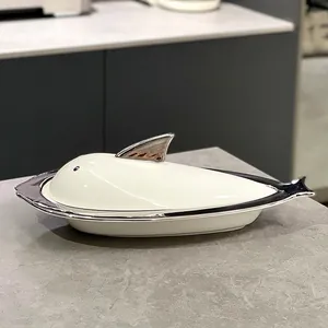 Plato de cerámica blanca para servir pescado con aleta de tiburón y elegante borde plateado