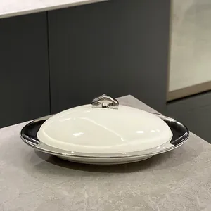 Plat à poisson ovale moderne en céramique avec couvercle bombé blanc et poignée argenté
