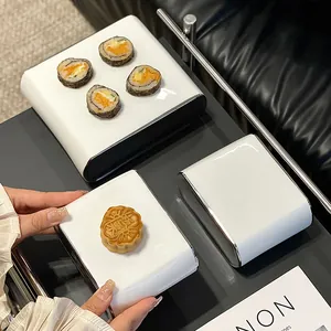 Assiette de service minimaliste en céramique blanche avec bordure argentée pour sushi et dessert
