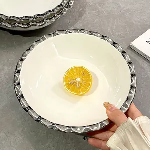 Élégant bol à soupe en céramique avec bord argenté ondulé et grande capacité de service