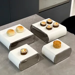 Présentoirs à sushis et desserts blancs minimalistes avec des bords métalliques argentés