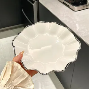 Assiette en Céramique à Bord Festonné Avec Bordure Argentée Assiette Plate Ronde Blanche Pour Restaurant Maison Moderne