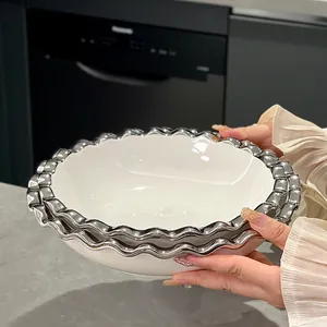 Grand bol à soupe en céramique minimaliste avec bord ondulé argenté dans un décor de cuisine