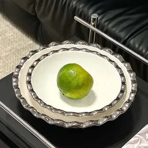 Service de bols à soupe en céramique minimaliste avec bord argenté ondulé élégant