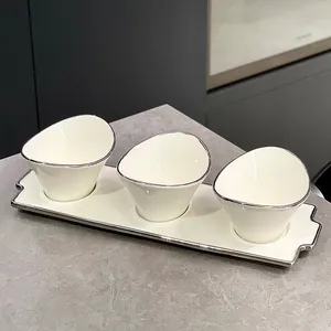 Set di piatti per salse in ceramica bianca con tre ciotole e vassoio con bordo argento