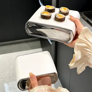 Plateau à sushi en céramique blanche moderne avec bord chromé argenté et design minimaliste