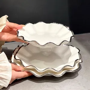 Assiettes minimalistes en céramique blanche avec bordure argentée festonnée décorative