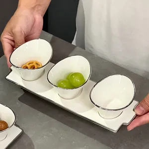 Elegante set di 3 ciotole per snack in ceramica bianca con bordo argento e vassoio da portata