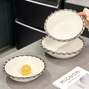 Bols à soupe modernes en céramique blanche avec des bords ondulés argentés brillants