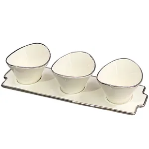 Set di 3 ciotole per snack in ceramica con vassoio, finitura crema e bordo metallico.