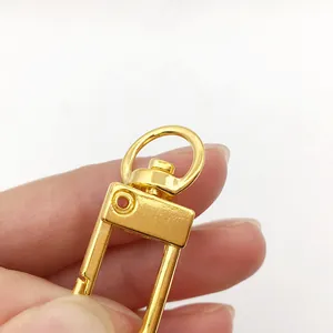 Gros plan d'un mousqueton pivotant doré de haute qualité pour bijoux DIY et accessoires de sac