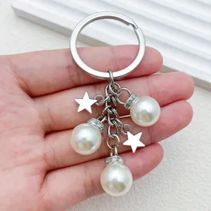 Detail van een sleutelhanger met sterren en immitatieparels met stras