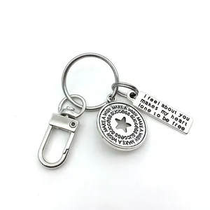 Gros plan d'un porte-clés en métal argenté avec pendentif étoile et plaque gravée