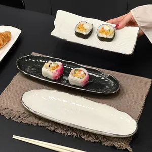 Assiettes à sushi élégantes en céramique texturée avec bord argenté pour sashimi