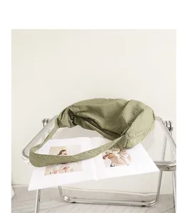 Minimalistische salbeigrüne Nylon-Halbmondtasche mit Blasenstruktur und Riemen