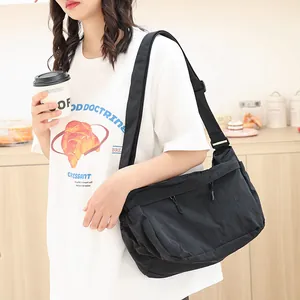 Lässige schwarze Nylon-Umhängetasche für Damen, ideal für den täglichen Freizeit-Look