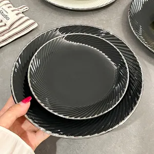 Assiettes en céramique noire élégantes avec motif à spirale et bord argenté, lot de 2