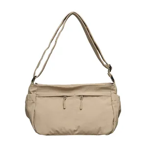 Lässige minimalistische khaki Nylon-Umhängetasche mit verstellbarem Gurt und Taschen