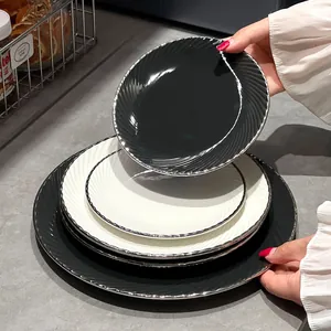 Assiettes élégantes en céramique noir et blanc avec texture spirale et bordure argentée
