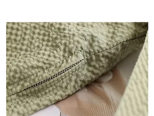 Detailaufnahme der grünen Nylon-Bubblestoff-Textur und des stabilen Reißverschlusses