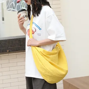 Trendige gelbe Hobo-Tasche mit Waffelstruktur und breitem Schultergurt für Damen
