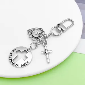 Nahaufnahme eines Vintage-Silber-Schlüsselanhängers mit Kreuz- und Herzanhängern
