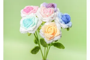 Vista de primer plano de rosas hechas a mano a ganchillo con texturas de punto.