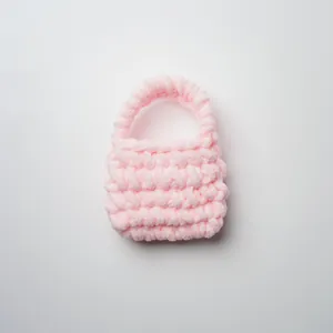 Minibolsa rosa tejida a mano con hilo de chenilla para auriculares y accesorios pequeños