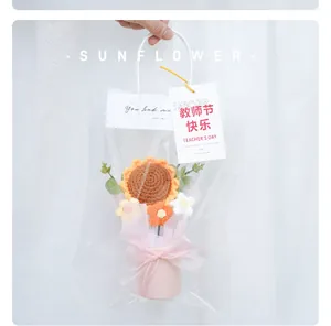 Detail van handgebreid zonnebloemboeket in doorzichtige cadeauzak voor lerarendag vieren